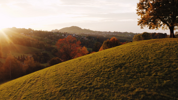 Blck über die Appenzeller Hügellandschaft in der Ostschweiz bei Sonnenuntergang