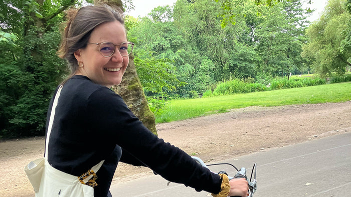 Melanie lachend auf Fahrrad
